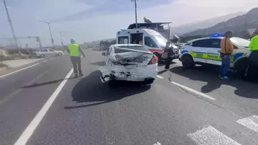 Salihli'de Çarpışan İki Araçta 5 Kişi Yaralı, 2 Çocuk Hayati Tehlike Taşımaz