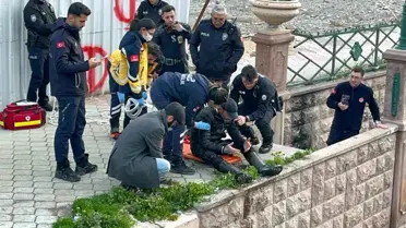 Eskişehir'de Porsuk Çayı'na Düşen Adam Sarkıtılan İp ile Kurtarıldı