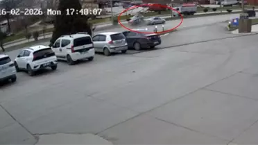 Erbaa'da İki Otomobil Çarpıştı: 2 Yaralı ve Güvenlik Kameralarından Şok Anlar