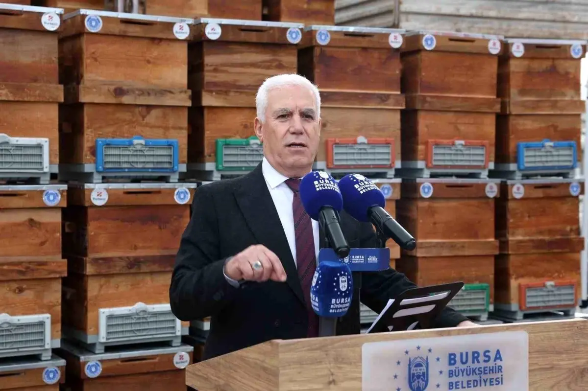 Bursa Büyükşehir Belediyesi arıcıları destekleyerek kovan teslimatı