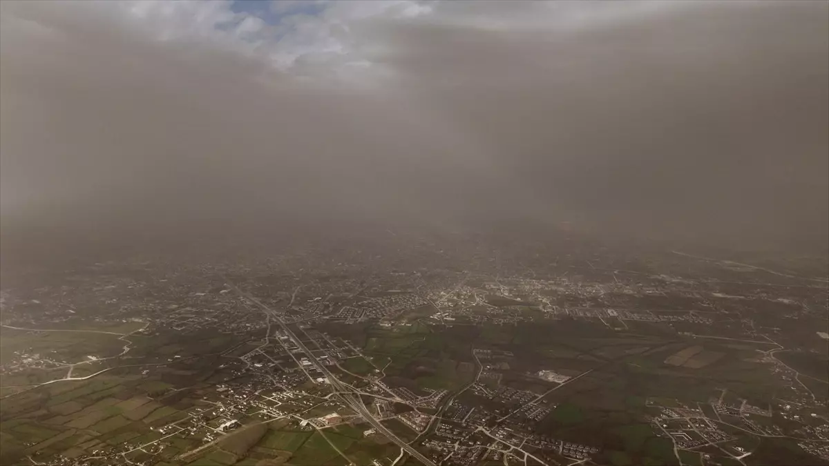 Düzce’de Toz Bulutları Gökyüzünü Kapladı: Dronla Detaylı Görüntüler