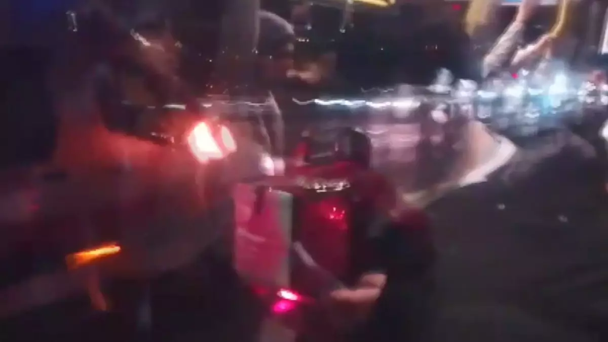 Fırtınada köprüde motokurye