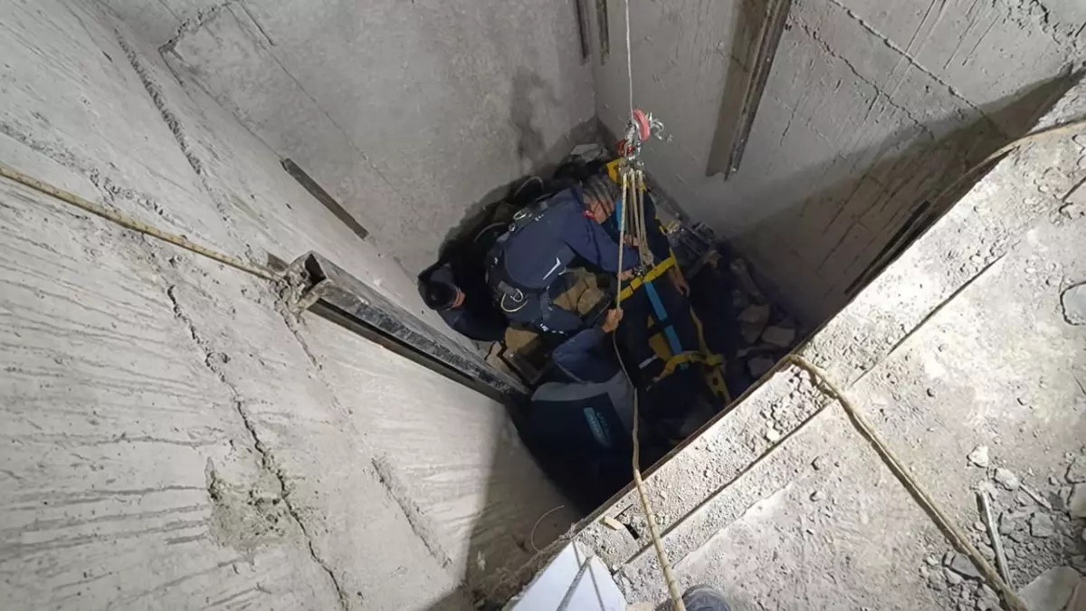 Adıyaman’da Havalandırma Boşluğuna Düşen İki İşçi Hayatta Kaldı