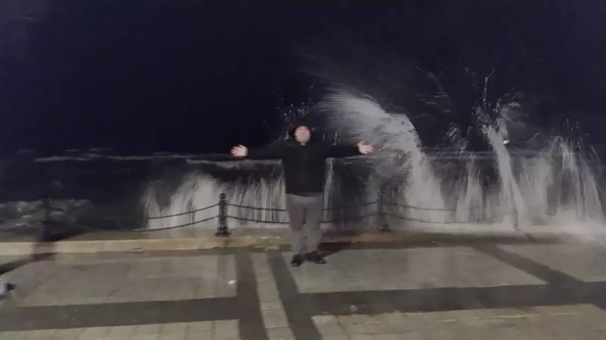 İstanbul’da Şiddetli Fırtına Şehri Sarsıyor: Çatılar Uçtu, Dalga Yüksekliği Rekora Ulaştı