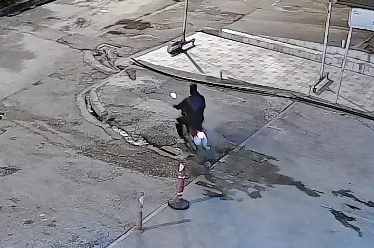 Adana’da Güvenlik Kamerası İki Genç Motosiklet Hırsızını Tespit Etti