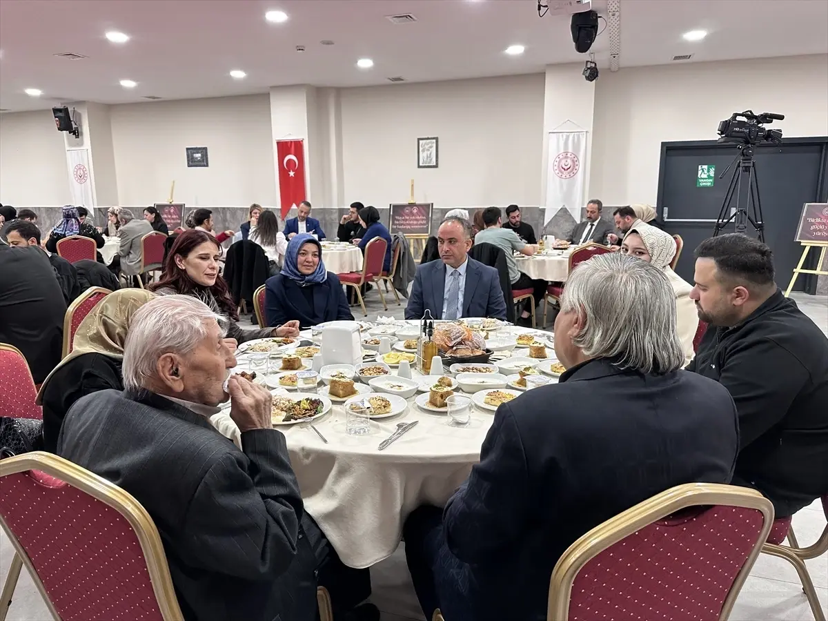 Konya’da devlet desteğiyle evlenen genç çiftler