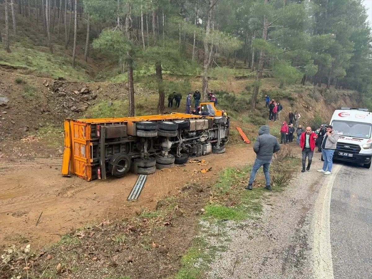 Nazilli'de Kamyon Kazası: Sürücü Ağır Yaralı Hastaneye Sevk Edildi
