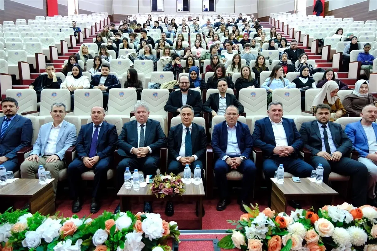 TOGÜ’de eğitim ve dünya söyleşisi katılımcıları