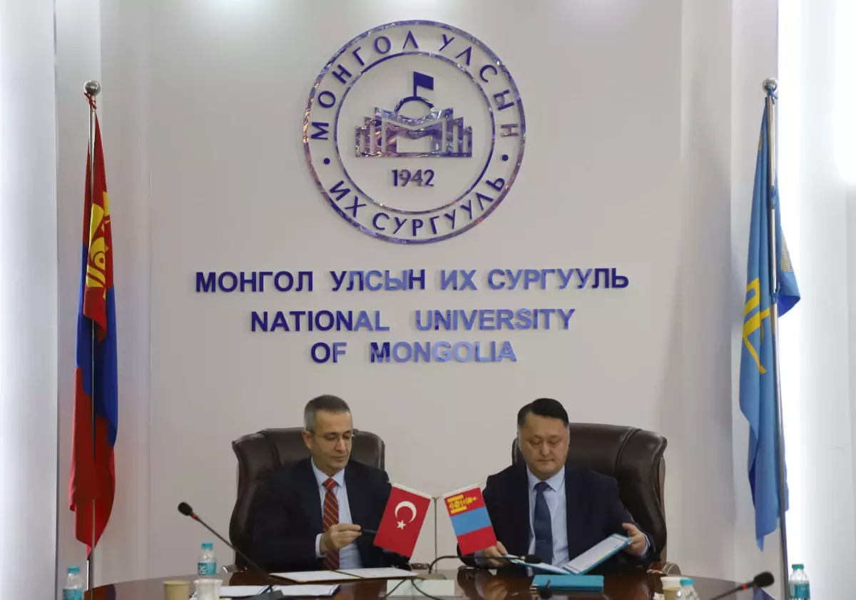 YEE ve Moğolistan Devlet Üniversitesi temsilcileri imza töreninde