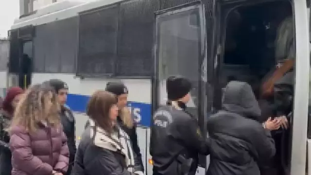 Gözaltına alınan şüpheliler polis karakolunda