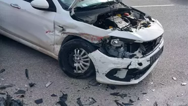 Ayvalık'ta İki Araç Çarpıştı: 5 Kişi Hastaneye Kaldı