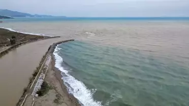 Akdeniz'e karışan çamurlu suyun görüntüsü