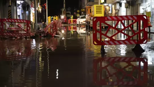 İzmir'de Şiddetli Sağanak Sokağı Sel Gölüne Dönüştürdü, Trafik Krizi