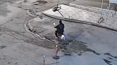 Motosiklet hırsızlarının güvenlik kamerası görüntüsü