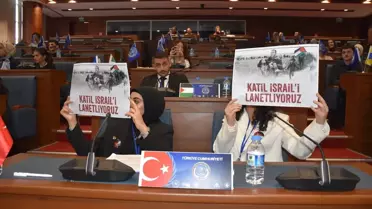 Etkinlikte sahne alan genç sanatçılar