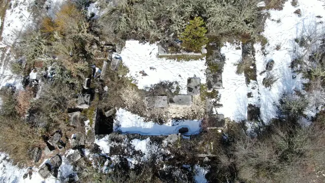 Köydeki taşlı duvar örneği