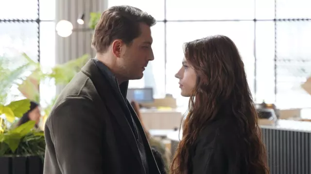 Sahnedeki domuz eti tabağı