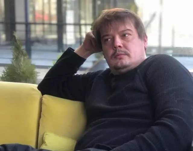 Arda Kural ve sevgilisi el ele