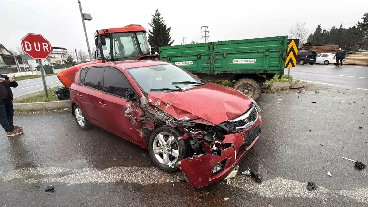 Düzce’de Otomobil ve Traktör Çarpıştı: 2 Yaralı
