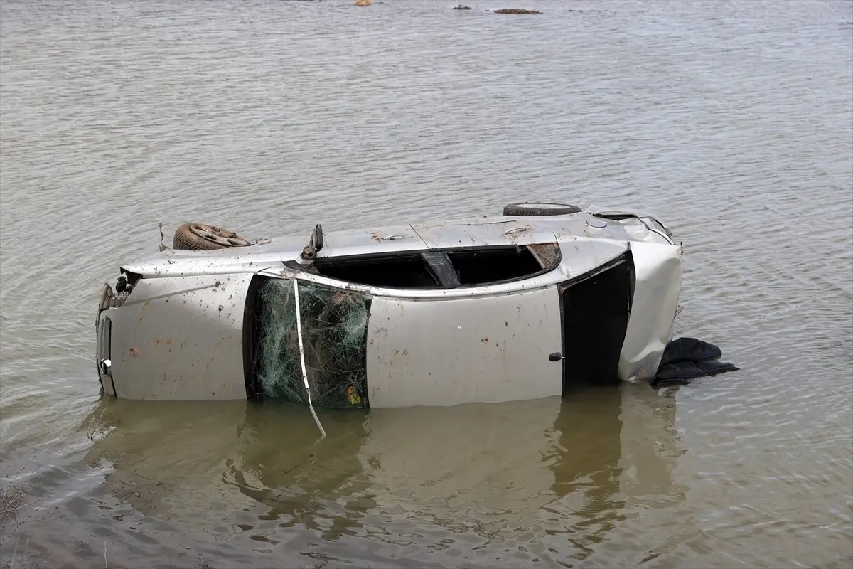 Sivas Hafık'ta Su Birikintisine Çarpan Otomobil Kazası