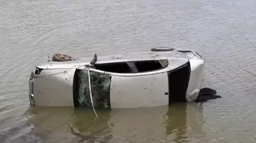 Kaza sonrası devrilen otomobil