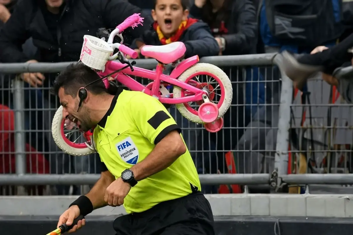 Amatör Lig Maçında Şok Olay: Çocuk Bisikleti Hakeme Vurdu