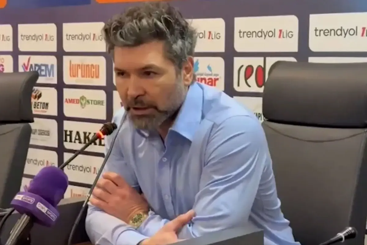 Sakaryaspor teknik direktörü Hakan Kutlu basın toplantısında