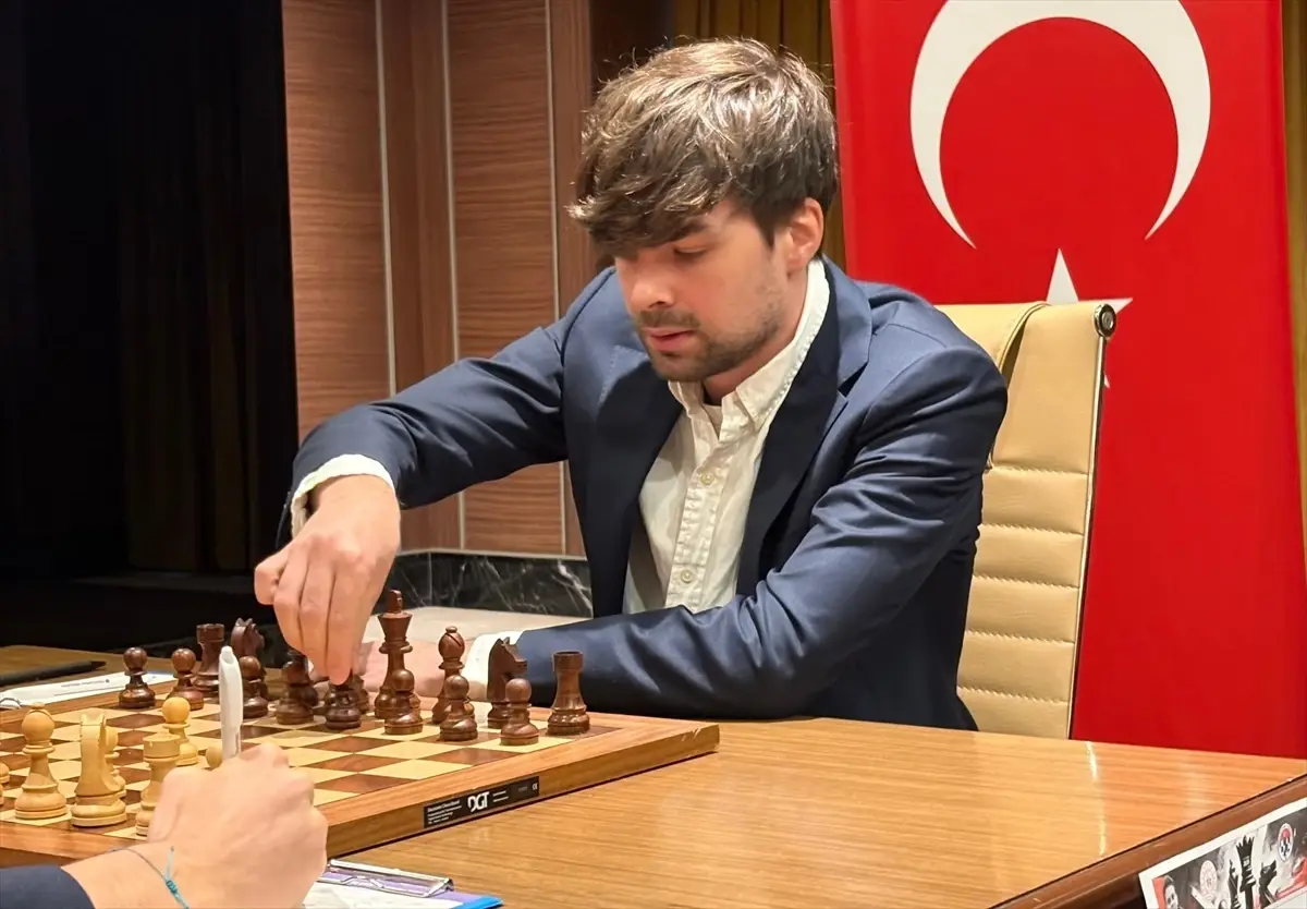 Ediz Gürel ve Jorden van Foreest satranç tahtası başında
