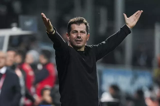 Emre Belözoğlu tribünde takımı izlerken