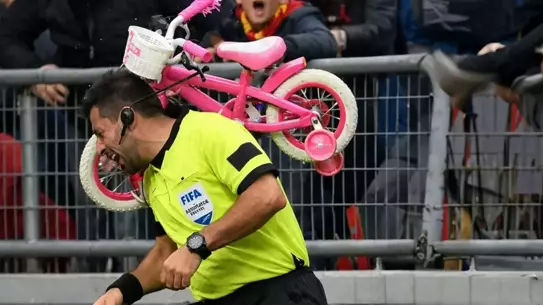 Amatör Lig Maçında Şok Olay: Çocuk Bisikleti Hakeme Vurdu