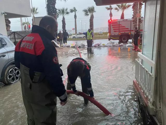 İzmir’de sel sonrası suyla kaplı cadde