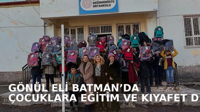 Mutlu çocuklar ve dağıtılan kırtasiye ürünleri