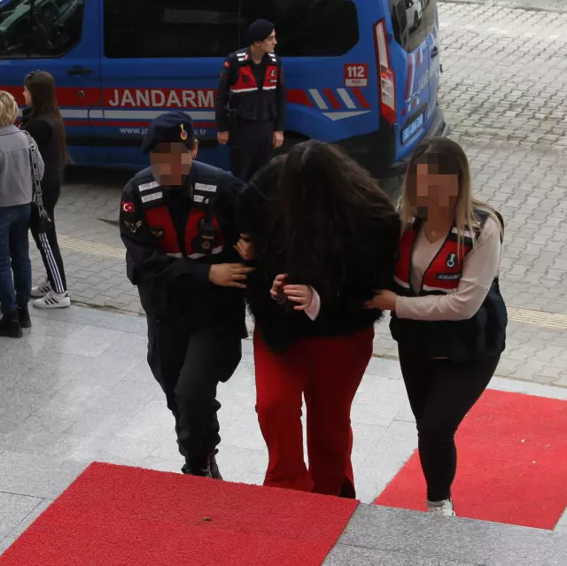Gözaltına alınan genç kadının polis karakolu önünde fotoğrafı