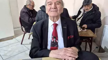 91 Yaşındaki Haşmet Porsuk’tan Takım Elbiseli Saygı Duruşu