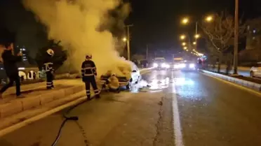 Mardin Artuklu'da Seyir Halindeki Otomobilde Yangın Söndürüldü