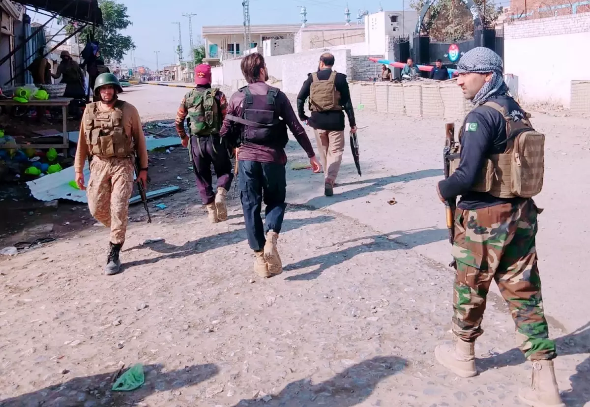 Hayber Pahtunhva'da Bombalı Araç Saldırısı: 12 Kişi Hayatını Kaybetti