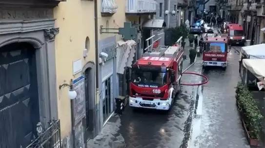 Napoli'de Sannazaro Tiyatrosu'nda Şiddetli Yangın: Binlerce İzleyici Tahliye Edildi