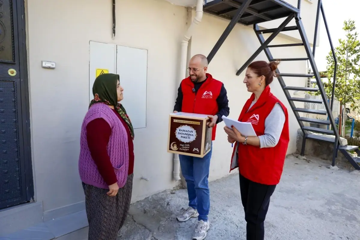 Mersin'de 13 İlçe 120 Bin Ramazan Kolisiyle İhtiyaç Sahibi Vatandaşlara Destek