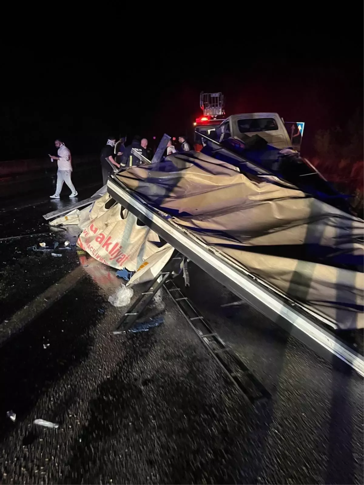 Bucak'ta Trafik Kazası: Çekici ve Kamyonet Çarpıştı, 3 Yaralı