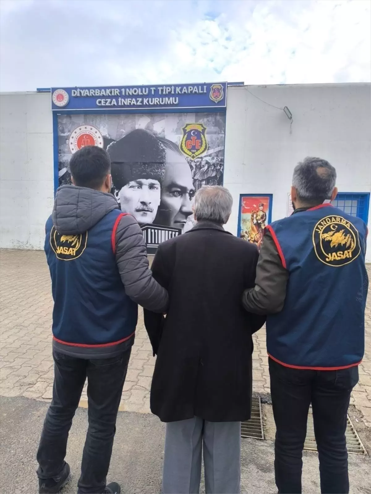 Diyarbakır’da JASAT ve Jandarma Operasyonu Sonuç Verdi: 113 Şüpheli Tutuklandı