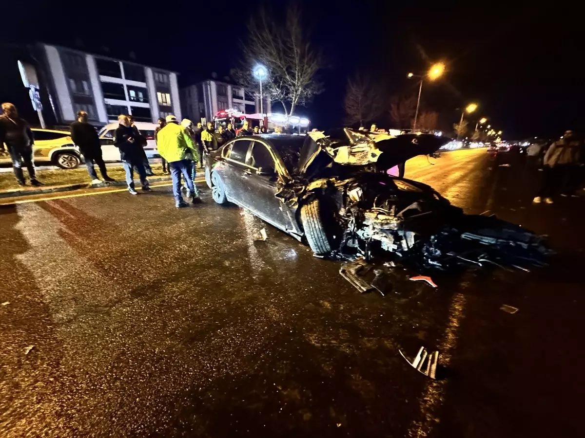 Kaza yerinde sağlık ekipleri çalışıyor