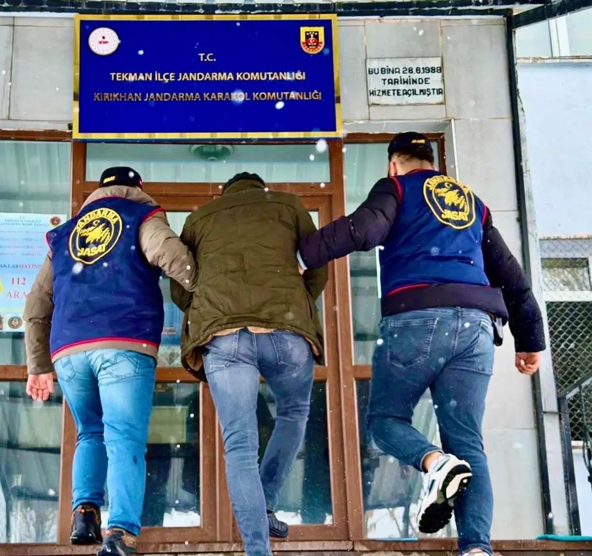 Erzurum’da 13 Yıllık Hapis Cezalı Firari Dolandırıcı JASAT Ekibi Tarafından Yakalandı