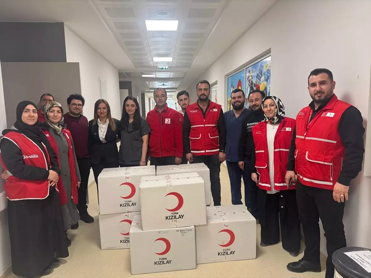 Kızılay’ın Mardin’deki çocuklara kıyafet dağıtımı