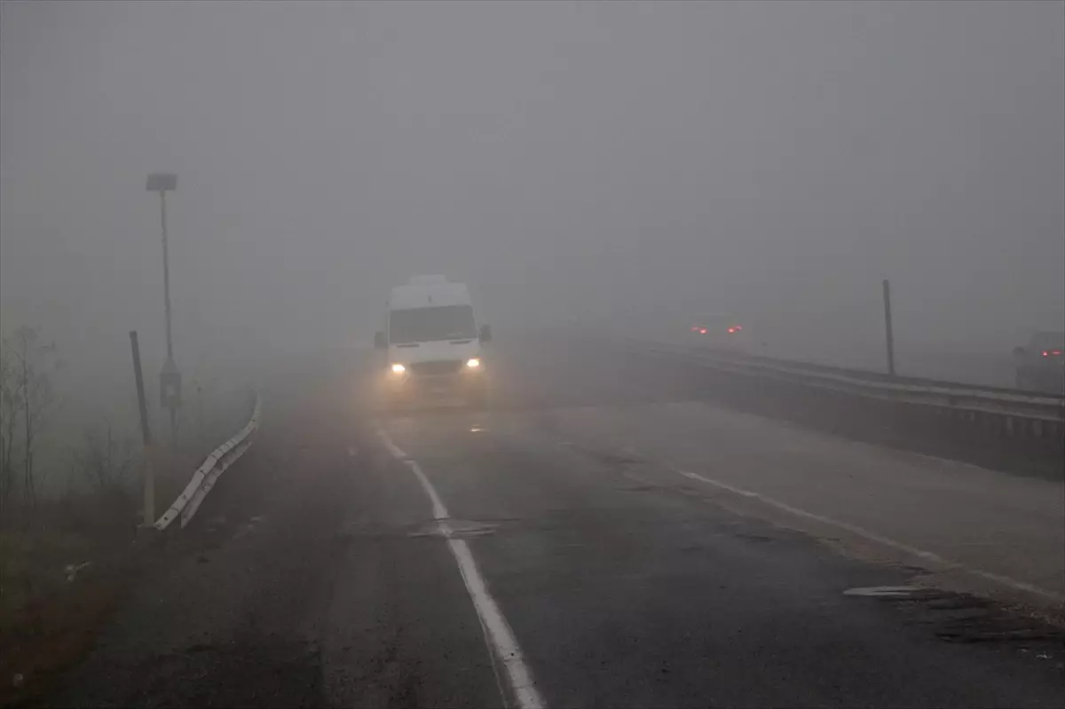 Tekirdağ’da Görüş Mesafesi 50 Metreye Düştü: Yoğun Sis Trafiği Zorlaştırıyor