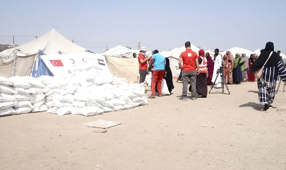 Port Sudan’da dağıtılan gıda kolileri