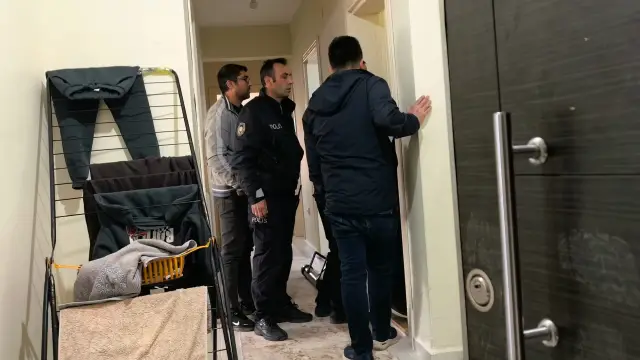 Polis köpek birimi kapıyı kırıyor