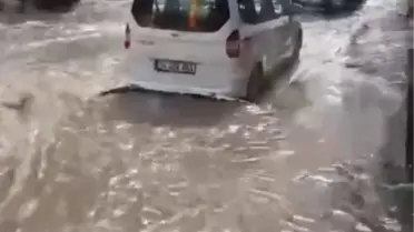 Adana’da 15 Dakikalık Sağanak Sel Yol ve Sokakları Göle Dönüştürdü