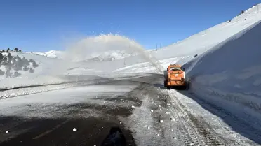 Ardahan’da Şiddetli Kar Yağışı Yol Açıklarını Felç Ettiriyor