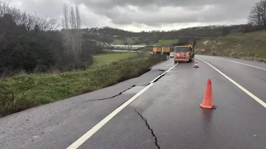 Balıkesir-Savaştepe Yolunda Şiddetli Sağanak Yarıklar Oluşturdu