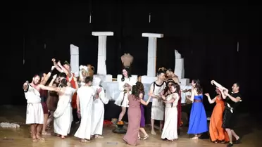 Biga Tiyatrosu Çanakkale’de Lysistrata’yı Sahneleyerek İzleyicileri Büyüledi